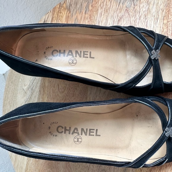 CHANEL Vintage Black Suede Leather 4 Leaf Clover CC Logo Appliqué Kitten Heels - Picture 7 of 15
